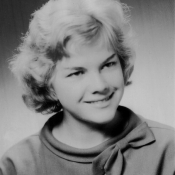Maturitní fotografie zpěvačky z roku 1958